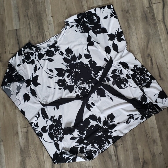 Black and white flutter sleeve tunic - Picture 1 of 5